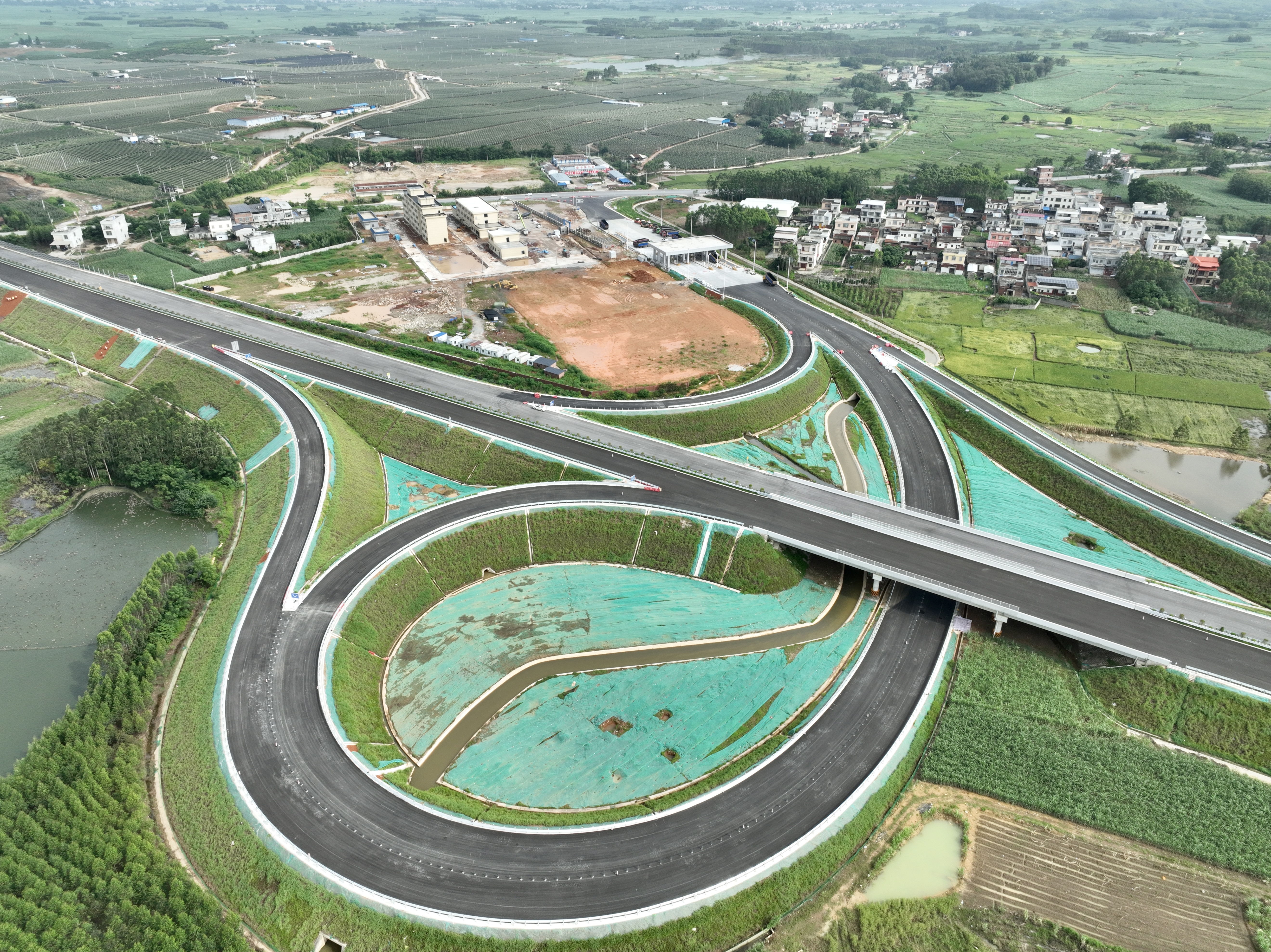 【項(xiàng)目動(dòng)態(tài)】沖刺“夏”半場(chǎng)！高速公路公司重點(diǎn)項(xiàng)目建設(shè)攻堅(jiān)不停步